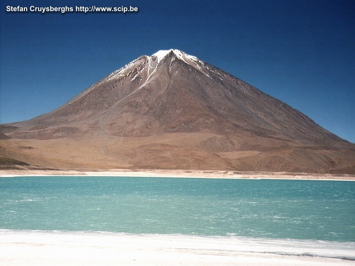 Uyuni - Laguna Verde Laguna Verde met op de achtergrond de vulkaar Licancabur. Deze laguna gelegen op de grens met Chili dankt haar unieke kleur aan de groene algen.  Stefan Cruysberghs